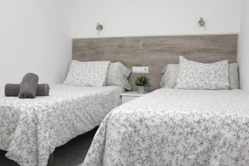 dos camas sentadas una al lado de la otra en un dormitorio en Estancia en Complejo Tamarán - Playa del Inglés, en Playa del Inglés