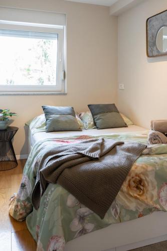 Stylish Urban Oasis - Design 2BR Apartment with Parking