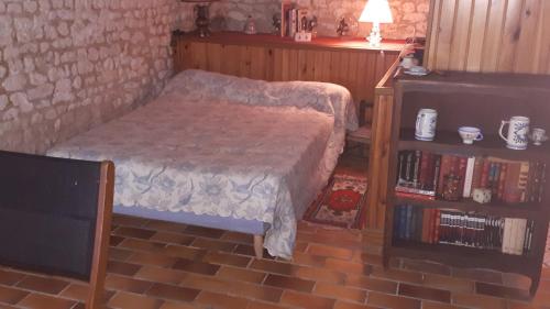 1 dormitorio con cama y estante para libros en Chambre de caractere, en Celles