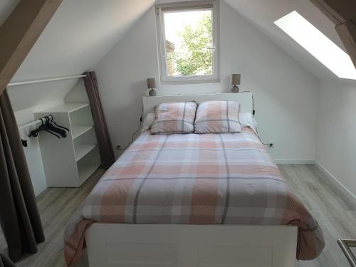 En eller flere senge i et værelse på "L'étape Normande" Gite 70m2 terrasse terrain clos 500 m2 3 voitures