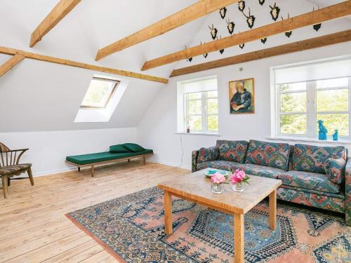 sala de estar con sofá y mesa en 6 person holiday home in Hj rring, en Hjørring