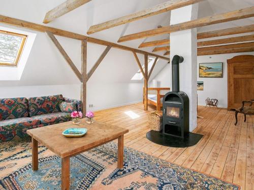 Posezení v ubytování 6 person holiday home in Hjørring