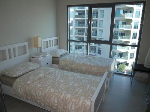 Kama o mga kama sa kuwarto sa Elegant and comfortably furnished 2BRH apartment in a quiet area!