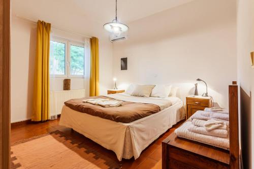 Un dormitorio con una cama grande y una ventana en Ancient Olympia , Mangata Home, en Rákhis