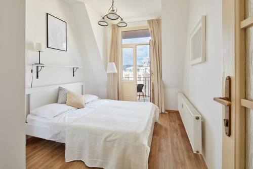 Un pat sau paturi într-o cameră la Lavish Apartment on Wenceslas Square by Prague Days