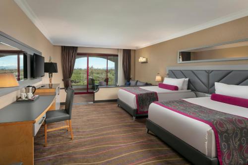 Postel nebo postele na pokoji v ubytování Sirene Belek Hotel