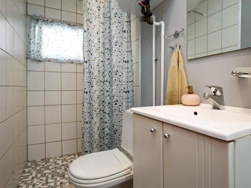 Bathroom sa Holiday home Væggerløse CXLIV