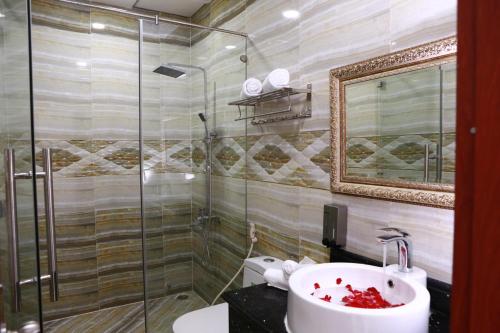 Ett badrum på HÙNG MIAMI HOTEl - 3 SAO