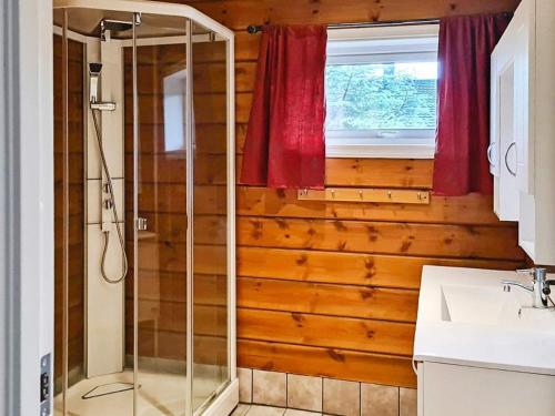 bagno con doccia e lavandino di Holiday home Svelgen II a Svelgen