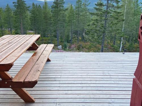 eine Holzbank auf einer Holzterrasse in der Unterkunft 8 person holiday home in S LEN in Sälen