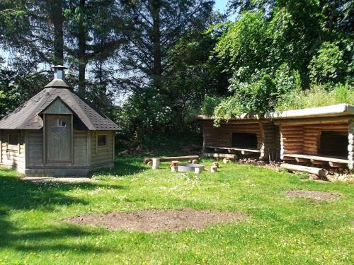 ein kleines Haus und eine Hütte im Hof in der Unterkunft 8 person holiday home in Henne in Henne