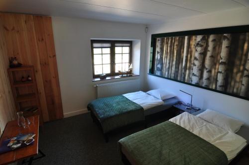 a hotel room with two beds and a window at SLEEP INN Appartement in Amblève