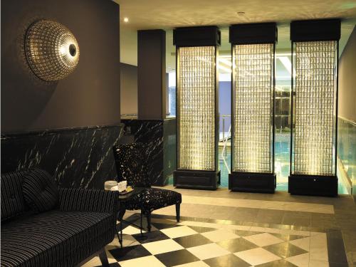 a lobby with a couch and a table and windows at Domaine De Manville in Les Baux-de-Provence