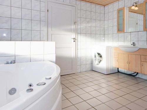 Koupelna v ubytování 8 person holiday home in Odder