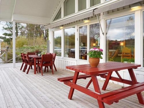 porche con mesa de picnic y sillas en 6 person holiday home in BRASTAD, en Brastad