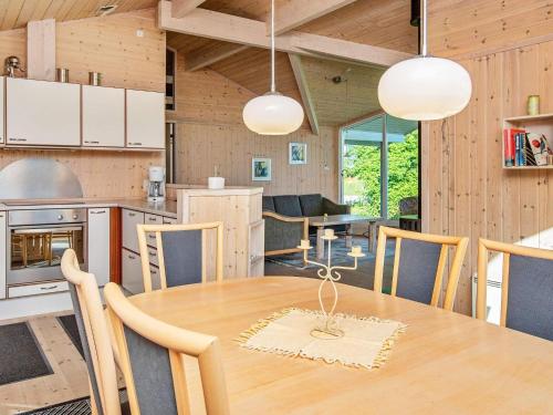 - une cuisine et une salle à manger avec une table et des chaises dans l'établissement 10 person holiday home in Idestrup, à Bøtø By