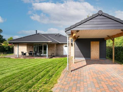 ein freistehendes Haus mit einem Pavillon im Hof in der Unterkunft 6 person holiday home in Malling in Malling