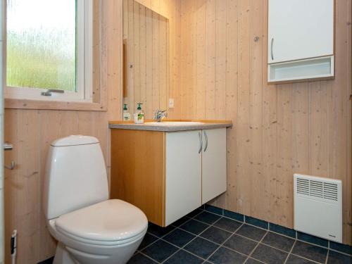 ein Bad mit einem WC und einem Waschbecken in der Unterkunft Holiday home Ebeltoft CXLVIII in Ebeltoft