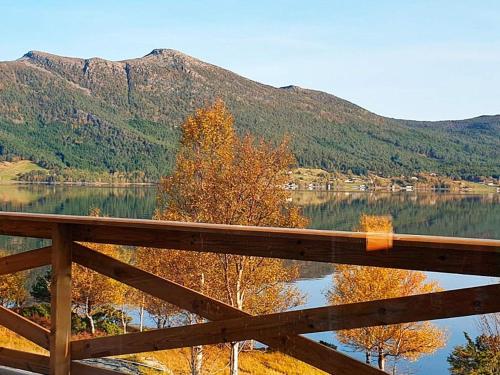 vista su un lago con montagne sullo sfondo di 8 person holiday home in Svelgen a Svelgen