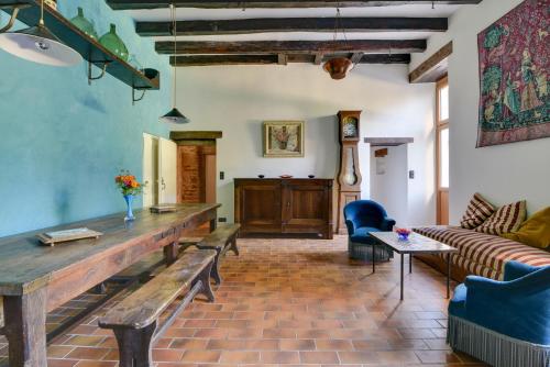 un salon avec une table en bois et un canapé dans l'établissement Le Domaine de Linars - L'Aile du Château, à Le Truel