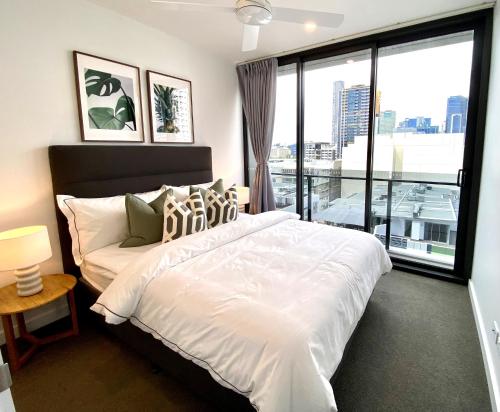 Krevet ili kreveti u jedinici u objektu Luxury Southbank Apartment with pool Brisbane CBD Hosted by Homestayz