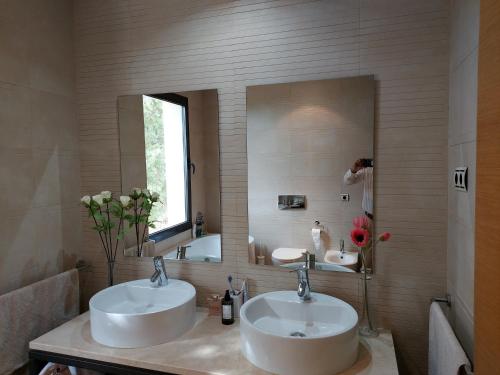 ein Badezimmer mit zwei Waschbecken und einem großen Spiegel in der Unterkunft VistaAlta in Marbella