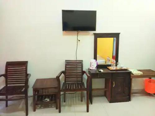 Una televisión o centro de entretenimiento en RedDoorz at Hotel Nuansa Ngawi