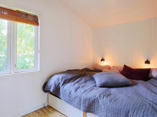 ein Schlafzimmer mit einem Bett mit zwei Lampen in der Unterkunft Holiday home Jægerspris XXXII in Jægerspris