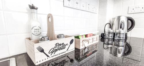 Plateau bouilloire dans l'établissement 3 Bedroom Seaview Villa direct in Coral Bay with Pool