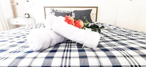 Un ou plusieurs lits dans un hébergement de l'établissement 3 Bedroom Seaview Villa direct in Coral Bay with Pool