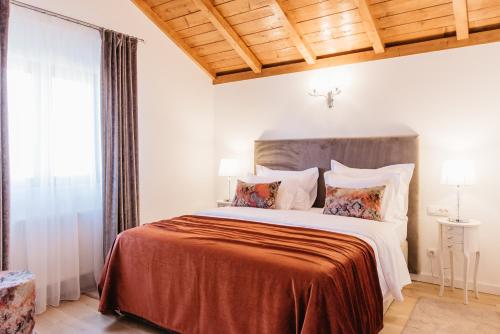 Tempat tidur dalam kamar di Krolo Villa&Wine