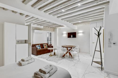 une chambre avec un lit et un salon dans l'établissement Best Location Calm Palais Royal Louvre Opera Concorde CLIM, à Paris