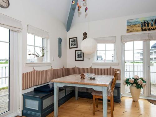 comedor con mesa y algunas ventanas en 4 person holiday home in Ringk bing, en Ringkøbing