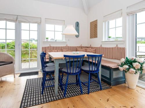 comedor con mesa azul y sillas en 5 person holiday home in Ringk bing, en Ringkøbing