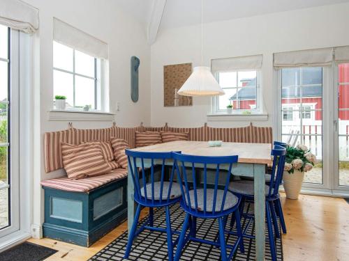 cocina con mesa, sillas y sofá en 5 person holiday home in Ringk bing, en Ringkøbing