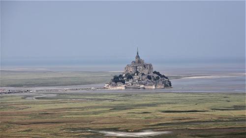 an island in the ocean with a castle on it at Gîtes les 2 Hermines in Mont-Dol