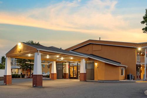 a building with a parking lot at Quality Inn Fredericksburg near Historic Downtown in Fredericksburg