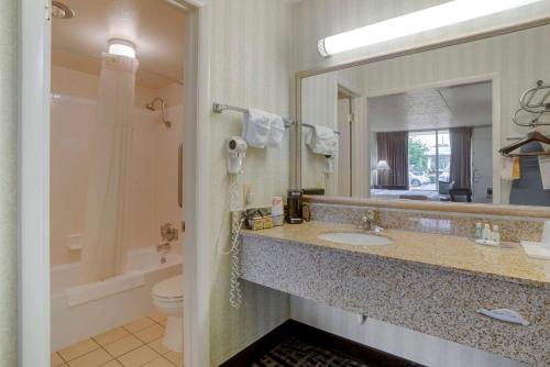 Баня в Quality Inn Fredericksburg near Historic Downtown