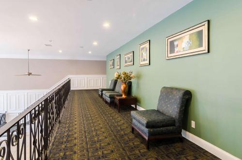 Χώρος καθιστικού στο Suburban Studios Williamsburg Central