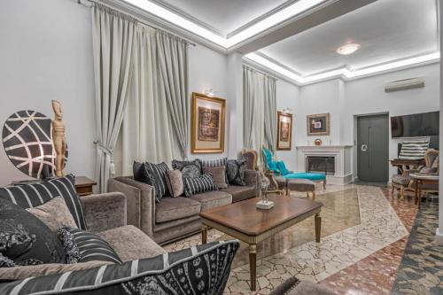 - un salon avec un canapé et une table dans l'établissement Arhondiko Apartment VS Rhodes Town, à Rhodes