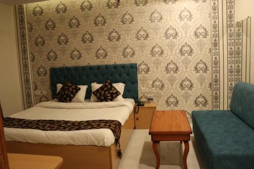 En eller flere senge i et værelse på RAJWADA RESORT & HOTEL