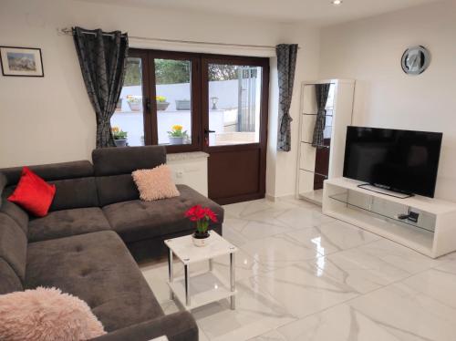 Μια τηλεόραση ή/και κέντρο ψυχαγωγίας στο Apartman Dino with heated pool