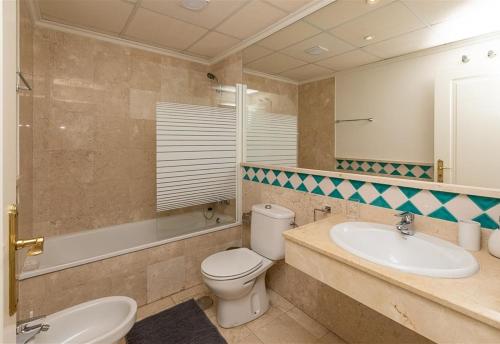 Ένα μπάνιο στο Fabulous first line beach apartment