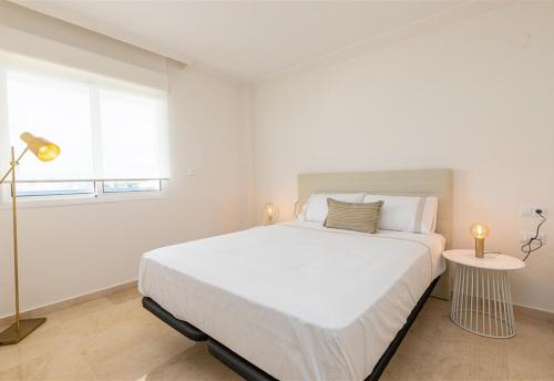 Ένα ή περισσότερα κρεβάτια σε δωμάτιο στο Fabulous first line beach apartment
