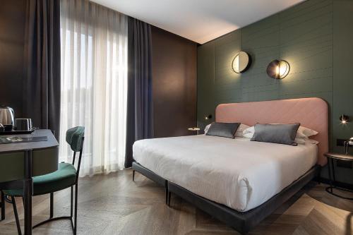 A bed or beds in a room at Hotel Forte del 48