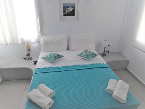Postel nebo postele na pokoji v ubytování Drouga's Studios & Suites Astypalaia Greece