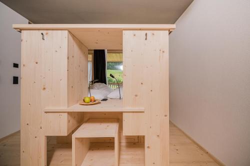 a wooden house with a table in a room at Koasa-Hof Ganzes Ferienhaus und Sauna 5 Zimmer 240mq in Cadipietra