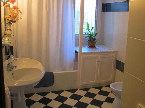 y baño con lavabo, aseo y ducha. en SANTA ANA en Es Castell