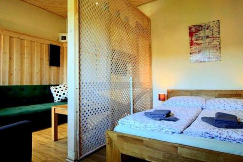 een slaapkamer met een bed met een nette muur bij Fewo DUE in Naundorf