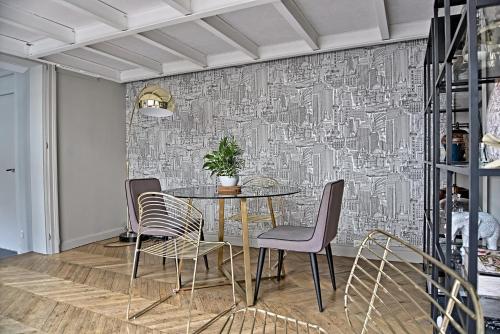 a dining room with a table and chairs at Loft Royal des Promenades in Reims